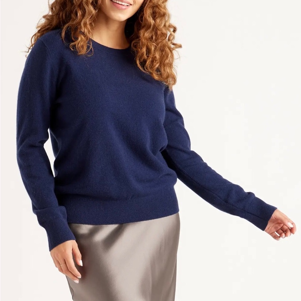 NWOT 100 % Cashmere Crewneck Sweater